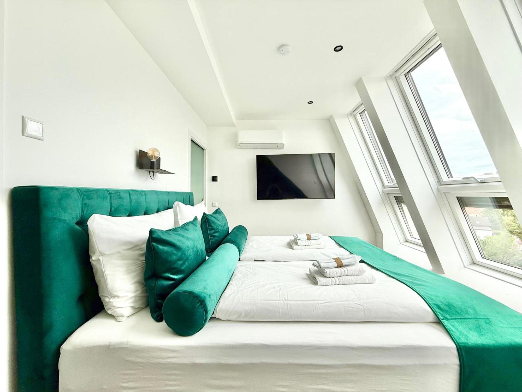 Appartement Penthouse Mit Parkplatz Und Balkon